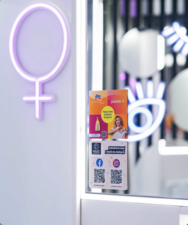 zdjęcie naklejek na lustrach w pasażu grunwaldzkim