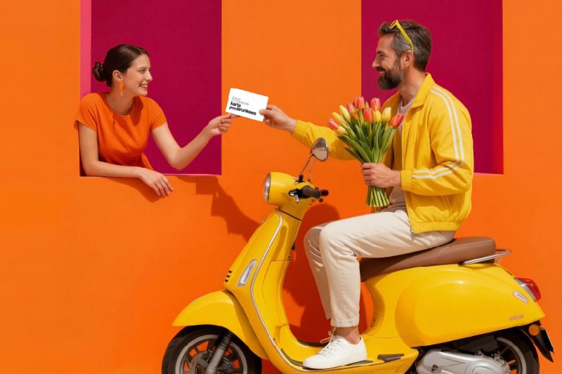 Pomarańczowa grafika promująca akcję „50 za 450” w Pasażu Grunwaldzkim, przedstawiająca dwie osoby podające sobie voucher.