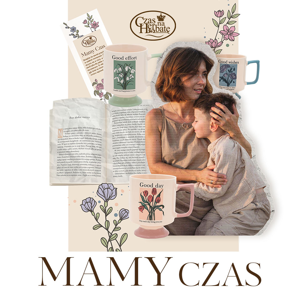 Pastelowa grafika promocyjna marki Czas na Herbatę przedstawiająca kolaż z kobietą obejmującą dziecko. Kompozycję uzupełniają ceramiczne kubki ozdobione kwiatowymi motywami i angielskimi napisami, otwarta książka oraz ilustracje kwiatów. Całość utrzymana jest w subtelnej, rodzinnej estetyce, a w dolnej części grafiki widnieje hasło „Mamy czas”.