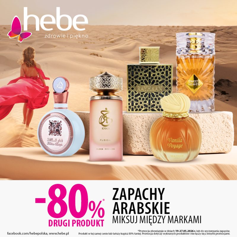 Grafika promocyjna drogerii Hebe prezentuje ofertę na zapachy arabskie z rabatem -80% na drugi produkt przy miksowaniu marek. Na tle pustynnych wydm wyeksponowano ozdobne flakony perfum ustawione na kamiennym postumencie obok sylwetki kobiety w zwiewnej, czerwonej sukni.