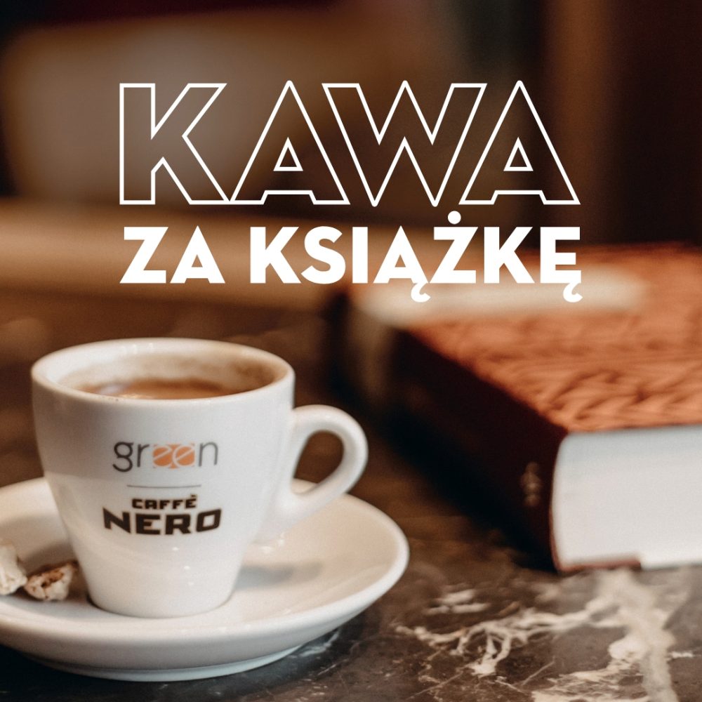 Grafika reklamowa kawiarni Green Caffè Nero przedstawia stosy kolorowych książek ułożonych na stoliku obok filiżanki z kawą ozdobioną wzorem z mlecznej pianki. W górnej części obrazu widnieje biały napis „PRZYNIEŚ KSIĄŻKĘ OD DOSŁOWNEGO ODBIERZ KAWĘ” wraz z logotypem marki po lewej stronie.