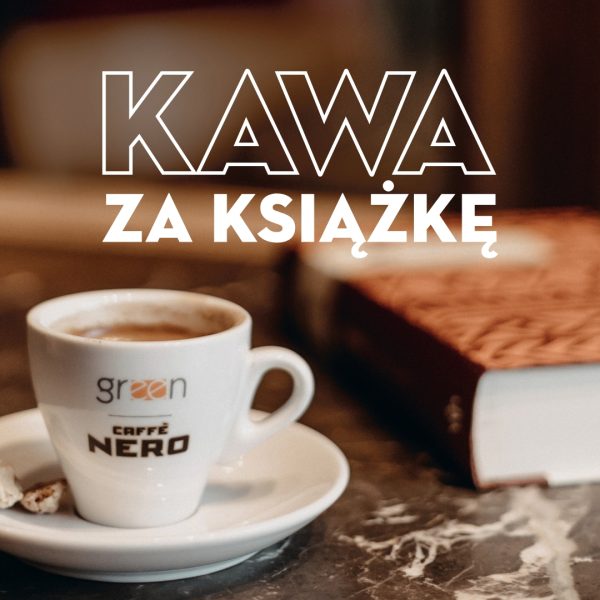 Grafika reklamowa kawiarni Green Caffè Nero przedstawia stosy kolorowych książek ułożonych na stoliku obok filiżanki z kawą ozdobioną wzorem z mlecznej pianki. W górnej części obrazu widnieje biały napis „PRZYNIEŚ KSIĄŻKĘ OD DOSŁOWNEGO ODBIERZ KAWĘ” wraz z logotypem marki po lewej stronie.