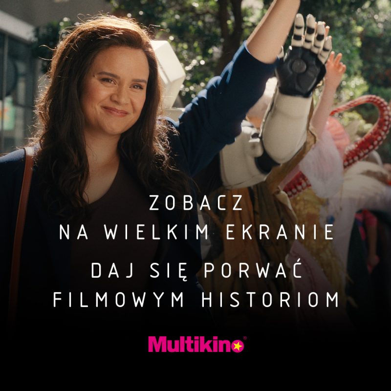 Kadr prezentuje zadowoloną kobietę machającą ręką na tle kolorowego korowodu postaci i fantastycznych rekwizytów. Na dole grafiki znajduje się hasło zachęcające do oglądania filmowych historii na wielkim ekranie oraz logotyp Multikina.
