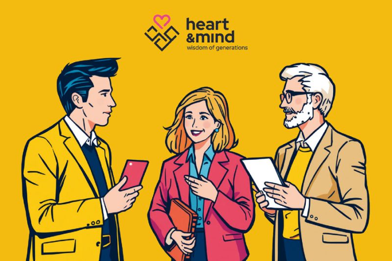 Ilustracja w stylu komiksowym przedstawia trzy uśmiechnięte osoby w różnym wieku, które wspólnie rozmawiają na żółtym tle. Nad nimi widnieje logo „heart & mind” z dopiskiem „wisdom of generations”, co sugeruje wymianę doświadczeń między pokoleniami.