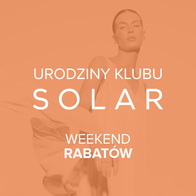 Grafika reklamowa marki Solar zaprasza na „Urodziny Klubu Solar”, oferując rabat -20% na nową kolekcję dla członków programu lojalnościowego. Zdjęcie przedstawia kobietę w czarnym, ażurowym topie na tle nowoczesnej architektury, a całość dopełniają białe napisy oraz logotyp marki umieszczony w dolnej części.