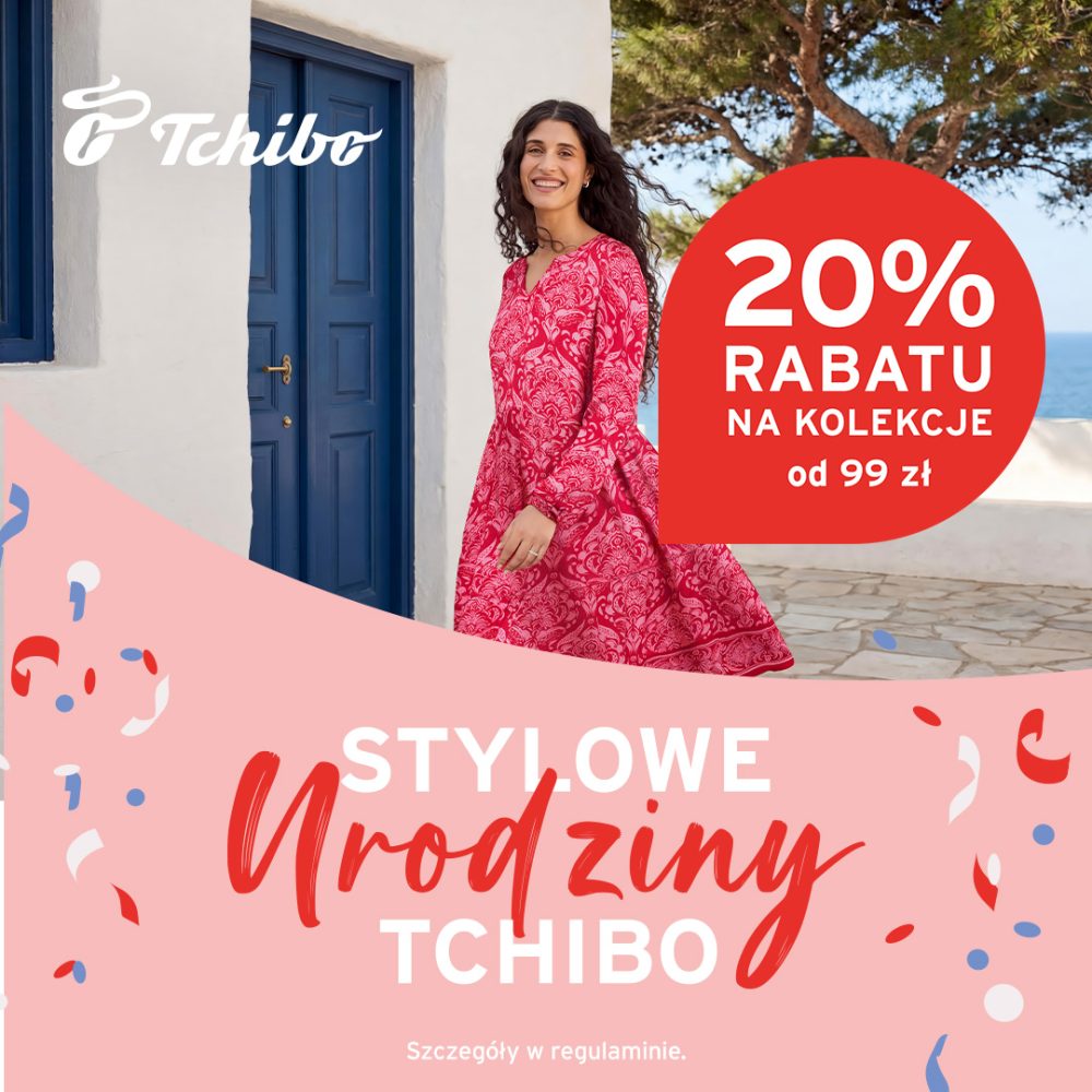 Grafika promocyjna marki Tchibo przedstawia uśmiechniętą kobietę w czerwonej, wzorzystej sukience na tle jasnego budynku z niebieskimi drzwiami oraz morza. Na obrazku widnieje duże czerwone koło z informacją o 20% rabatu na kolekcje od 99 zł oraz jubileuszowe hasło „Stylowe Urodziny Tchibo” otoczone konfetti.