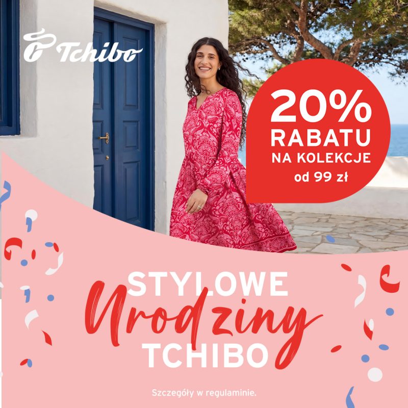 Grafika promocyjna marki Tchibo przedstawia uśmiechniętą kobietę w czerwonej, wzorzystej sukience na tle jasnego budynku z niebieskimi drzwiami oraz morza. Na obrazku widnieje duże czerwone koło z informacją o 20% rabatu na kolekcje od 99 zł oraz jubileuszowe hasło „Stylowe Urodziny Tchibo” otoczone konfetti.