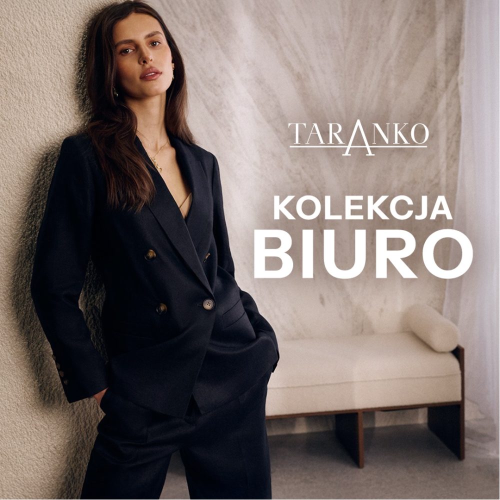 Grafika reklamowa marki Taranko przedstawia elegancko ubraną kobietę w ciemnym, dwurzędowym garniturze, która opiera się o jasną ścianę w stylowym wnętrzu z szezlongiem w tle. Po prawej stronie widoczne jest logo marki oraz duży, biały napis „KOLEKCJA BIURO”.