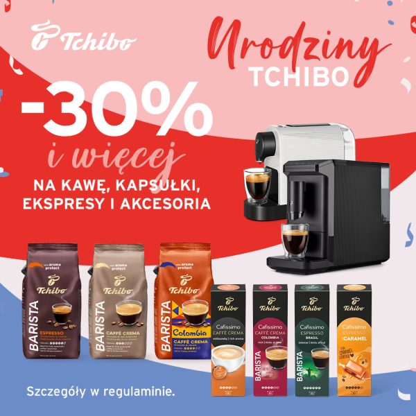Grafika promocyjna z okazji urodzin Tchibo informuje o rabatach od -30% na kawę, kapsułki, ekspresy oraz akcesoria. Na zdjęciu widoczne są dwa ekspresy do kawy oraz różnorodne opakowania kawy ziarnistej i kapsułek Cafissimo na biało-czerwonym tle z konfetti.