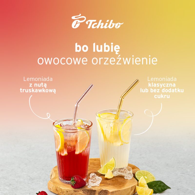 Grafika reklamowa marki Tchibo przedstawia dwie szklanki z napojami z lodem i cytryną – jedną z czerwoną lemoniadą truskawkową, a drugą z klasyczną, jasną lemoniadą, ustawione na drewnianej podkładce. W górnej części, na przechodzącym z czerwieni w żółć tle, widnieje logo marki oraz biały napis „bo lubię owocowe orzeźwienie”.