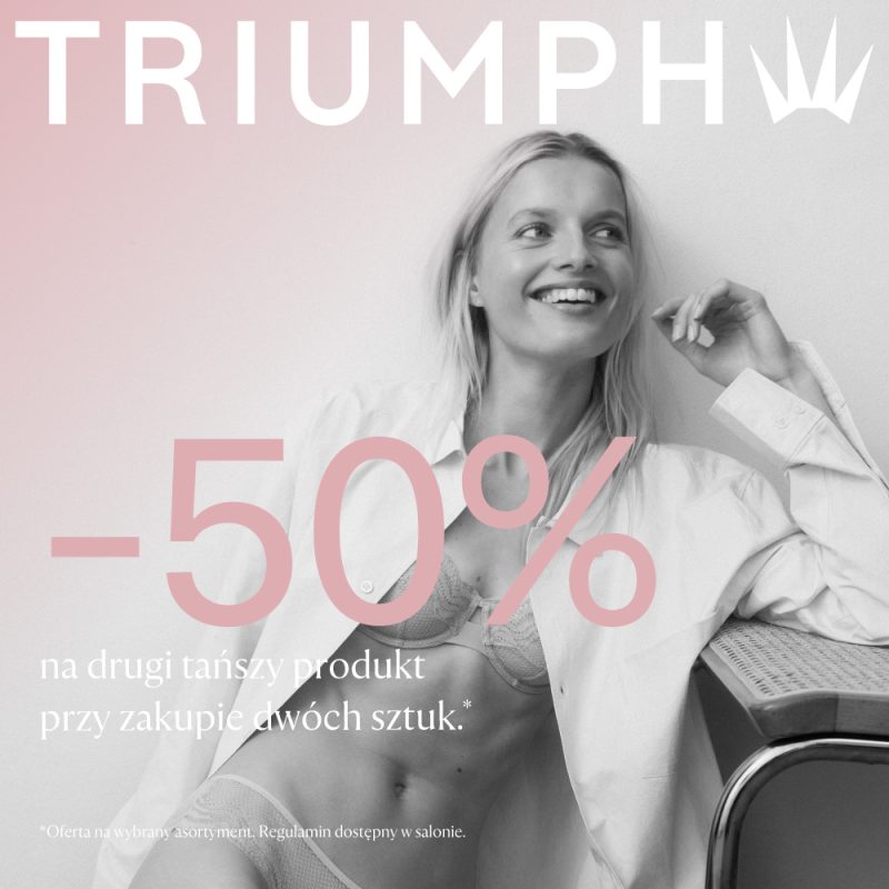 Grafika reklamowa marki Triumph przedstawia uśmiechniętą, blondwłosą kobietę w koronkowej bieliźnie i rozpiętej koszuli, zaprezentowaną na czarno-białym tle. Na pierwszym planie widnieje duże, różowe oznaczenie „-50%” oraz informacja o rabacie na drugi tańszy produkt przy zakupie dwóch sztuk.