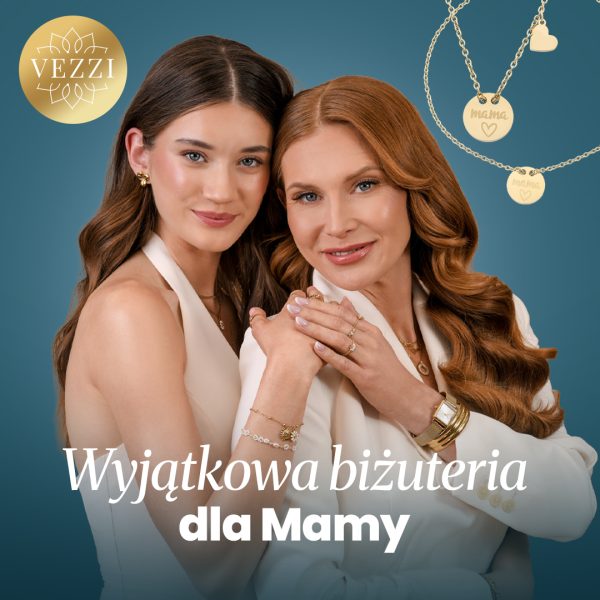 Plakat reklamowy marki Vezzi promuje kolekcję z okazji Dnia Matki pod hasłem „Wyjątkowa biżuteria dla Mamy”. Zdjęcie przedstawia czule objęte dwie kobiety w eleganckich, jasnych strojach, prezentujące złotą biżuterię: pierścionki, bransoletki oraz naszyjniki.