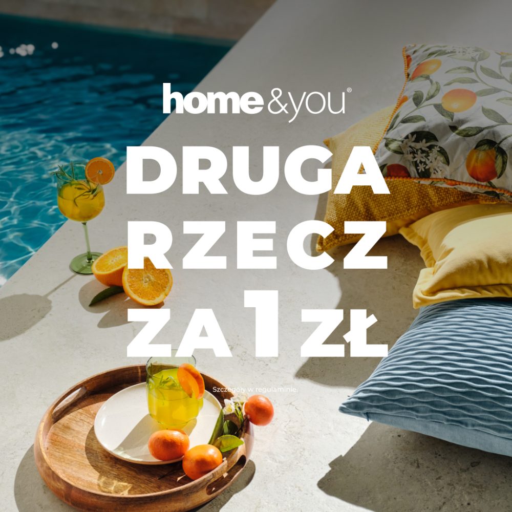 Letnia reklama marki home&you z poduszkami w żółtych i niebieskich odcieniach, owocami cytrusowymi oraz napojami ustawionymi przy basenie. Grafika informuje o ofercie, w której druga rzecz dostępna jest za 1 zł.
