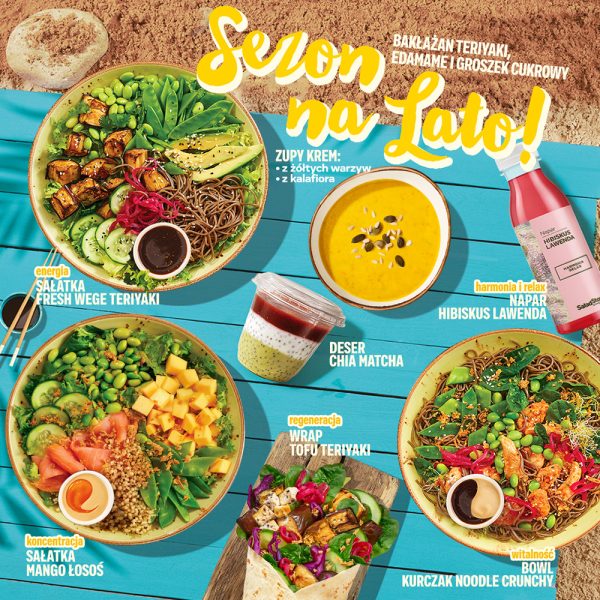 Plakat prezentuje letnie menu marki Salad Story ułożone na turkusowym, drewnianym tle imitującym plażowy pomost. Na grafice widoczne są kolorowe miski z sałatkami, wrap, zupa krem, deser chia z matchą oraz butelka naparu z hibiskusa, opatrzone żółtym napisem „Sezon na Lato!”.