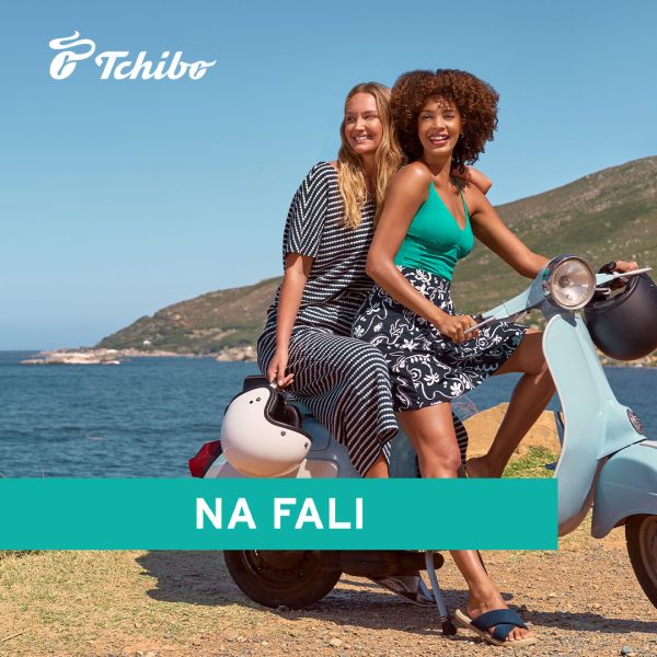 Plakat promocyjny z logo Tchibo i napisem Na Fali przedstawiający dwie kobiety w zwiewnych kreacjach na skuterze na plaży
