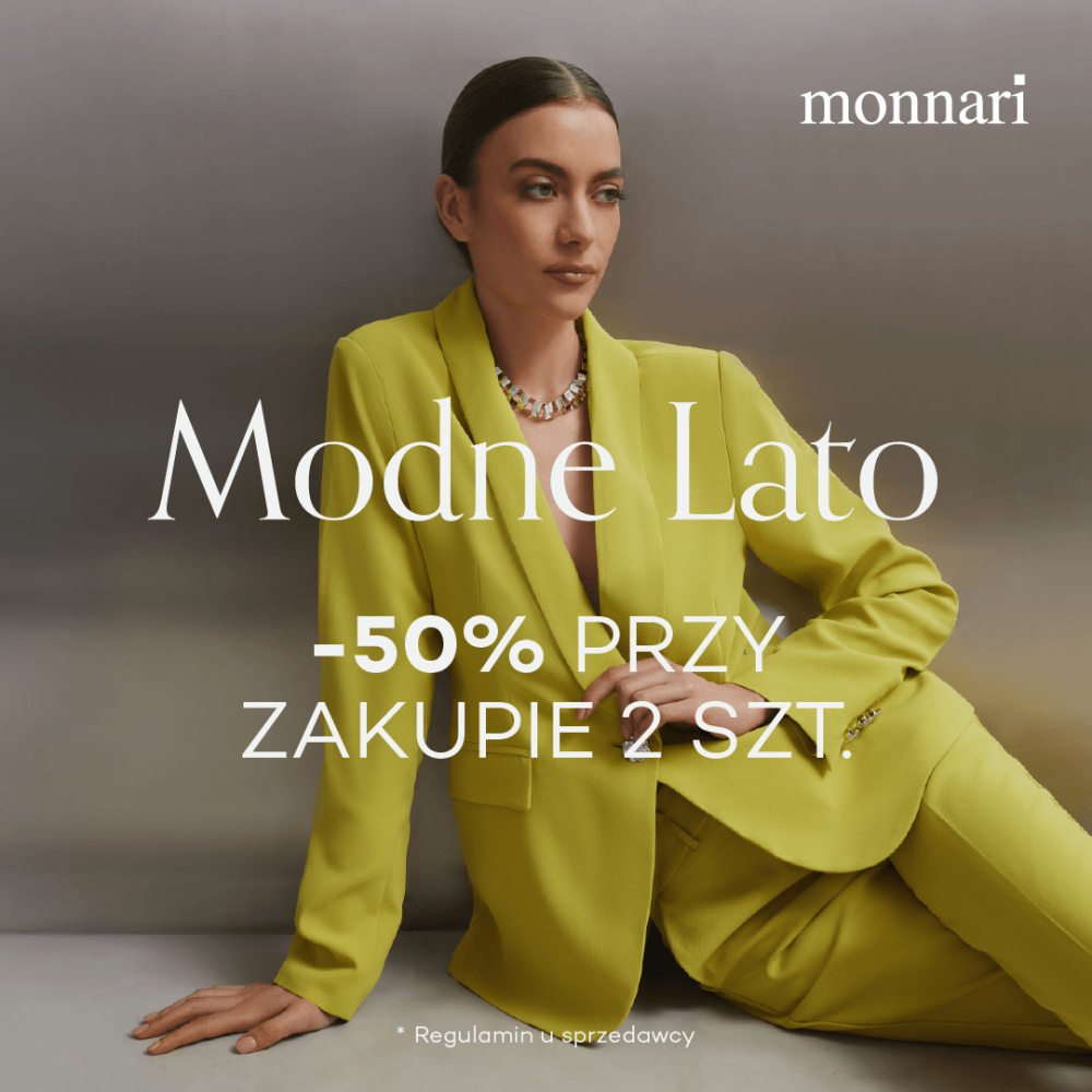 Plakat reklamowy marki Monnari przedstawia kobietę w eleganckim, limonkowym garniturze, siedzącą na jasnym tle. Na pierwszym planie umieszczono duże napisy „Modne Lato” oraz informację o promocji „-50% przy zakupie 2 szt.”.