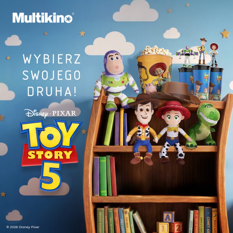 Grafika promująca film „Toy Story 5” w Multikinie. Na drewnianym regale z książkami siedzą pluszowe postacie Chudego, Jessiki, Buzza Astrala i Rexa, a obok znajdują się kubki z popcornem oraz napoje z motywem filmu. Tło przedstawia błękitne niebo z chmurkami, a po lewej stronie widoczne są logo Multikina i „Toy Story 5”.
