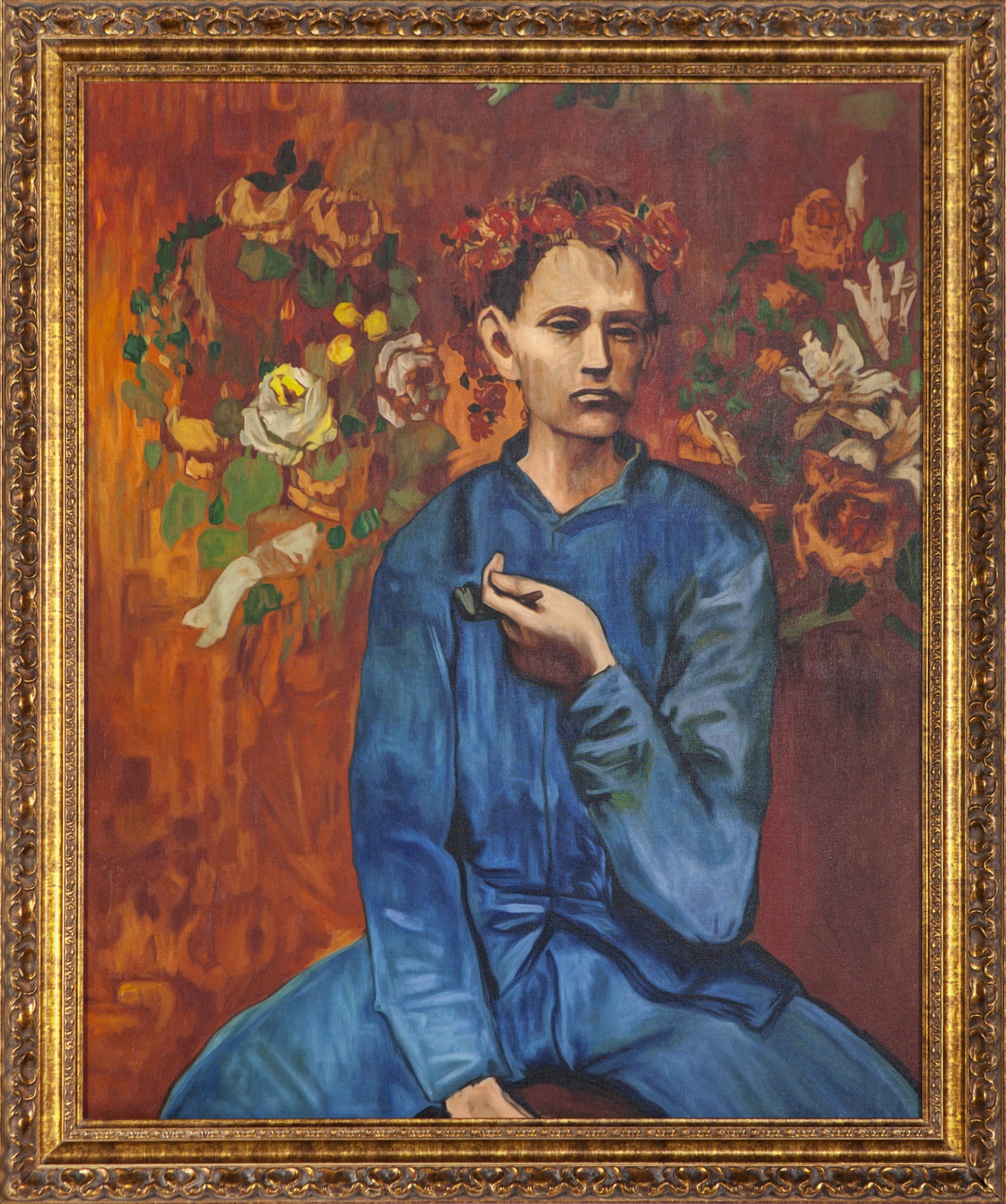 Obraz olejny Chłopiec z fajką autorstwa Pablo Picasso z tysiąc dziewięćset piątego roku przedstawiający młodego chłopca w niebieskim stroju i wianku z róż na głowie, siedzącego na tle czerwono-pomarańczowej ściany z motywami kwiatowymi