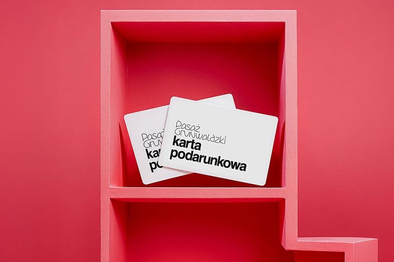 Grafika informacyjna akcji 50 za 400 w Pasażu Grunwaldzkim prezentująca letnie bonusy przy zakupie karty podarunkowej.