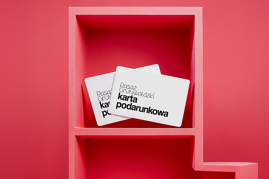Grafika informacyjna akcji 50 za 400 w Pasażu Grunwaldzkim prezentująca letnie bonusy przy zakupie karty podarunkowej.