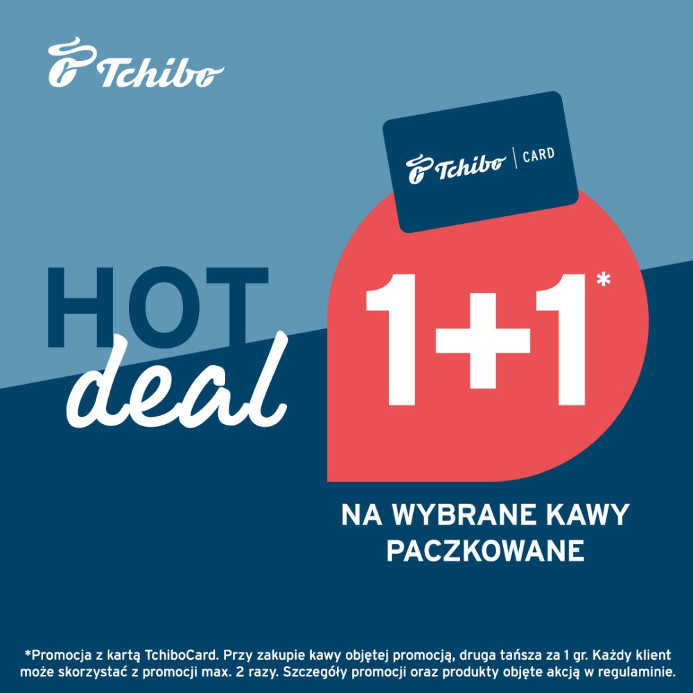 Grafika promocyjna Tchibo Hot Deal informująca o akcji jeden plus jeden na wybrane kawy paczkowane z widoczną kartą TchiboCard na niebiesko-czerwonym tle