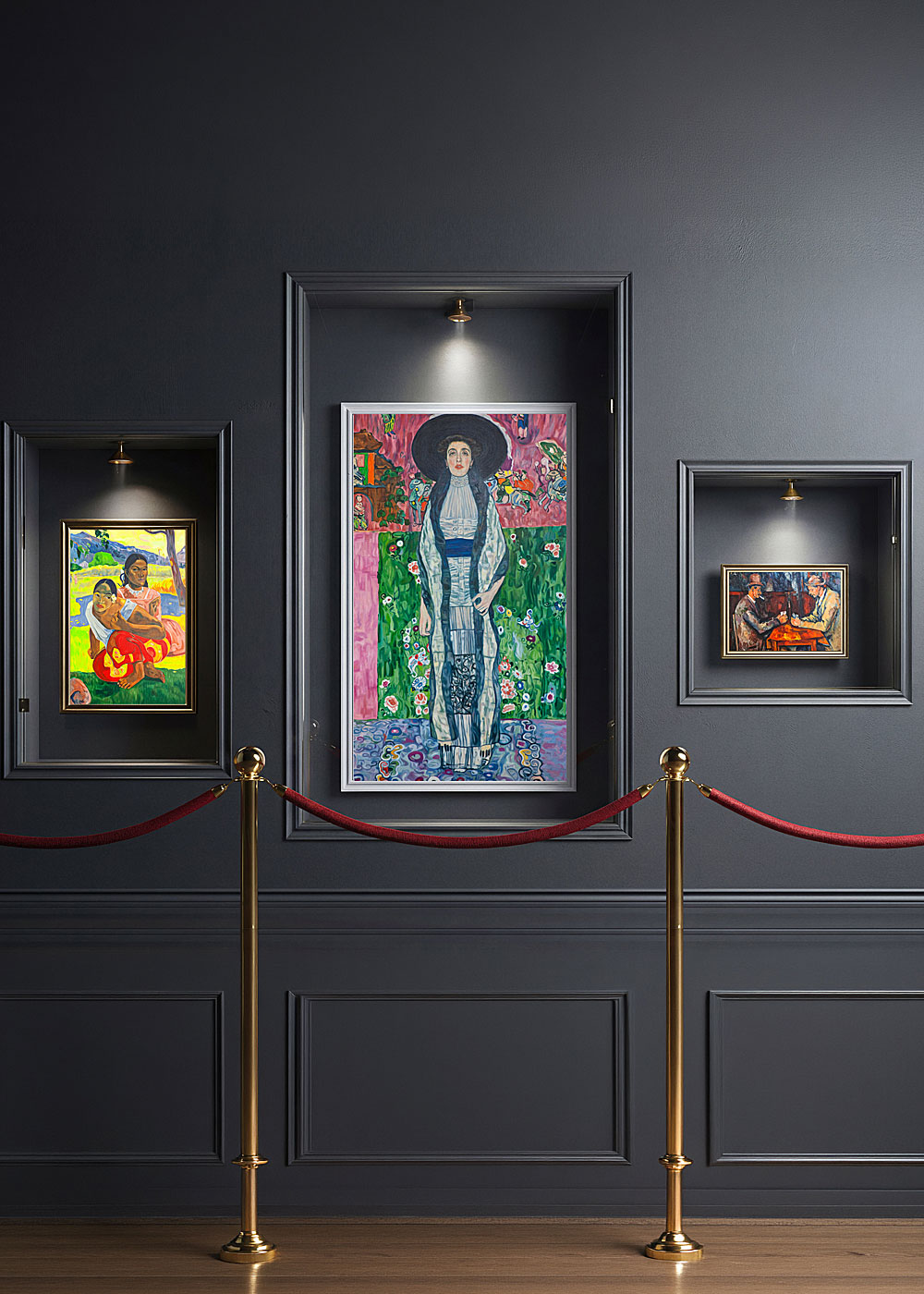 Elegancka aranżacja wystawy sztuki ukazuje kompozycję trzech obrazów w ozdobnych ramach zawieszonych obok siebie na grafitowym tle. Przestrzeń wystawowa jest zabezpieczona klasyczną barierą odgradzającą dla zwiedzających.