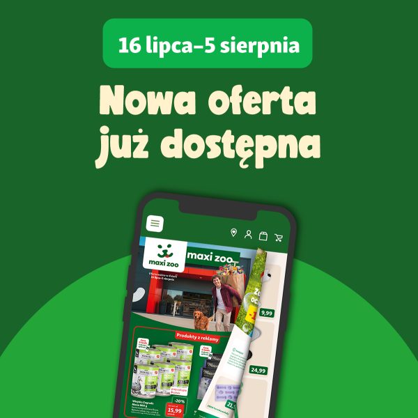 Plakat promocyjny Maxi Zoo w Pasażu Grunwaldzkim na zielonym tle. U góry umieszczono jasny napis 16 lipca do 5 sierpnia oraz duże hasło Nowa oferta już dostępna. Na środku widać grafikę smartfona, na którego ekranie wyświetla się e-gazetka z produktami takimi jak puszki z karmą Wiejska Zagroda dla psów z rabatem minus dwadzieścia procent.