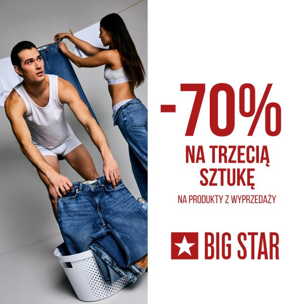 Grafika reklamowa marki Big Star informuje o promocji „-70% na trzecią sztukę na produkty z wyprzedaży”. Po lewej stronie zdjęcia przedstawiono kobietę i mężczyznę w bieliźnie oraz jeansach podczas układania i wieszania prania na szarym tle.