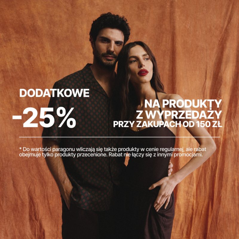 Grafika promocyjna przedstawiająca kobietę i mężczyznę stojących na tle brązowej tkaniny. Na zdjęciu widnieje informacja o promocji: „Dodatkowe -25% na produkty z wyprzedaży przy zakupach od 150 zł”. U dołu zamieszczono zapis regulaminowy informujący, że rabat obejmuje wyłącznie produkty przecenione i nie łączy się z innymi promocjami.