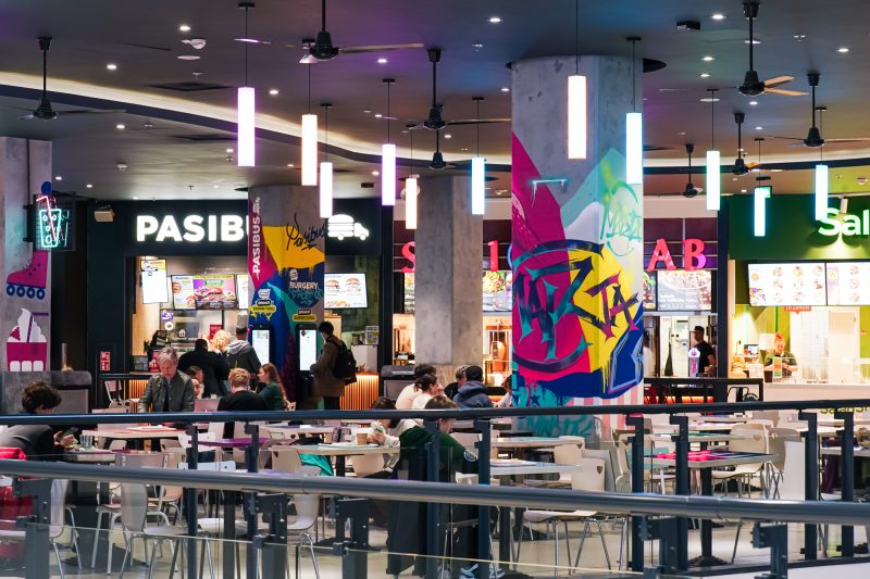 FoodStacja w Pasażu Grunwaldzkim. Na zdjęciu widać filar z graffiti, w tle loko Pasibusa.