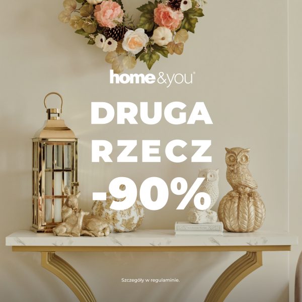 Grafika promocyjna sklepu home&you przedstawiająca jesienną aranżację wnętrza. Na marmurowej konsoli znajdują się złoty lampion, figurki saren, dekoracyjne dynie oraz ozdobne sowy, a nad nimi wisi kwiatowy wianek. Na środku grafiki widnieje napis informujący o promocji: „Druga rzecz -90%”. Na dole znajduje się informacja, że szczegóły dostępne są w regulaminie.