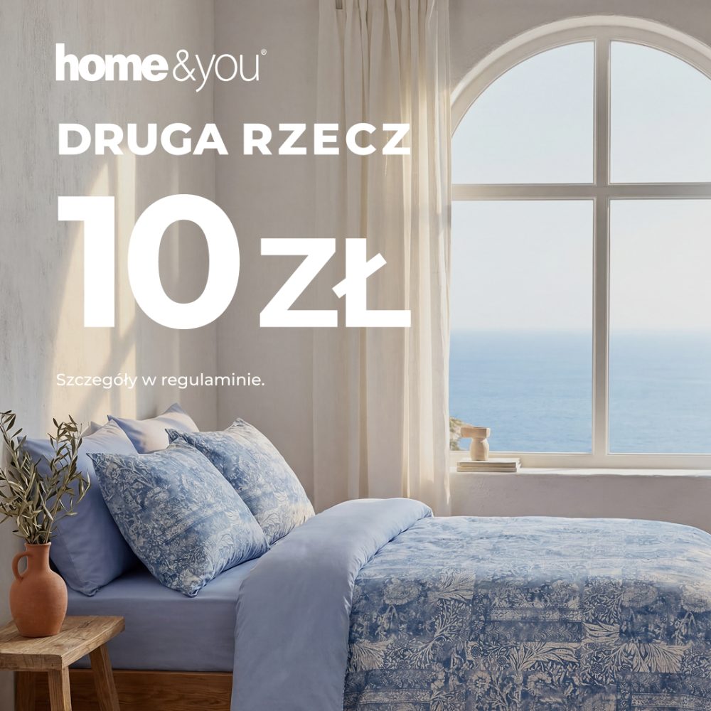 Grafika promocyjna sklepu home&you przedstawiająca sypialnię z łóżkiem w niebieskiej pościeli oraz dużym oknem z widokiem na morze. Na grafice znajduje się informacja o promocji „Druga rzecz 10 zł”.