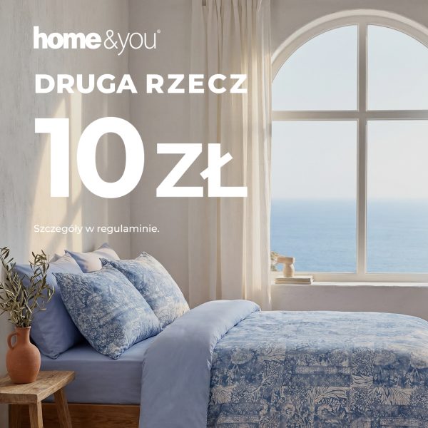 Grafika promocyjna sklepu home&you przedstawiająca sypialnię z łóżkiem w niebieskiej pościeli oraz dużym oknem z widokiem na morze. Na grafice znajduje się informacja o promocji „Druga rzecz 10 zł”.