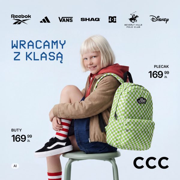 Plakat promocyjny CCC Back to School na błękitnym tle. Uśmiechnięte dziecko w beżowej kurtce siedzi na stołku w czarnych trampkach Vans za 169,99 zł i trzyma zielono-biały plecak Vans za 169,99 zł. U góry pikselowy napis WRACAMY Z KLASĄ i logo marek Reebok, adidas, VANS, SHAQ, DC, Beverly Hills Polo Club oraz Disney. W dolnym rogu logo CCC.