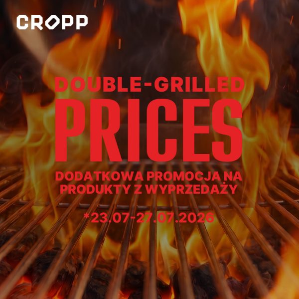 Plakat promocyjny wyprzedaży w salonie Cropp w Pasażu Grunwaldzkim. Na tle rozżarzonych węgli i płomieni na ruszcie umieszczono wesołe, czerwone napisy: DOUBLE-GRILLED PRICES DODATKOWA PROMOCJA NA PRODUKTY Z WYPRZEDAŻY oraz datę obowiązywania 23.07-27.07.2026. W lewym górnym rogu znajduje się białe logo CROPP.