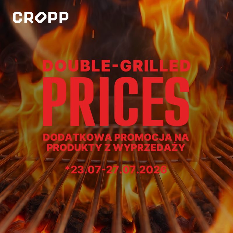 Plakat promocyjny wyprzedaży w salonie Cropp w Pasażu Grunwaldzkim. Na tle rozżarzonych węgli i płomieni na ruszcie umieszczono wesołe, czerwone napisy: DOUBLE-GRILLED PRICES DODATKOWA PROMOCJA NA PRODUKTY Z WYPRZEDAŻY oraz datę obowiązywania 23.07-27.07.2026. W lewym górnym rogu znajduje się białe logo CROPP.