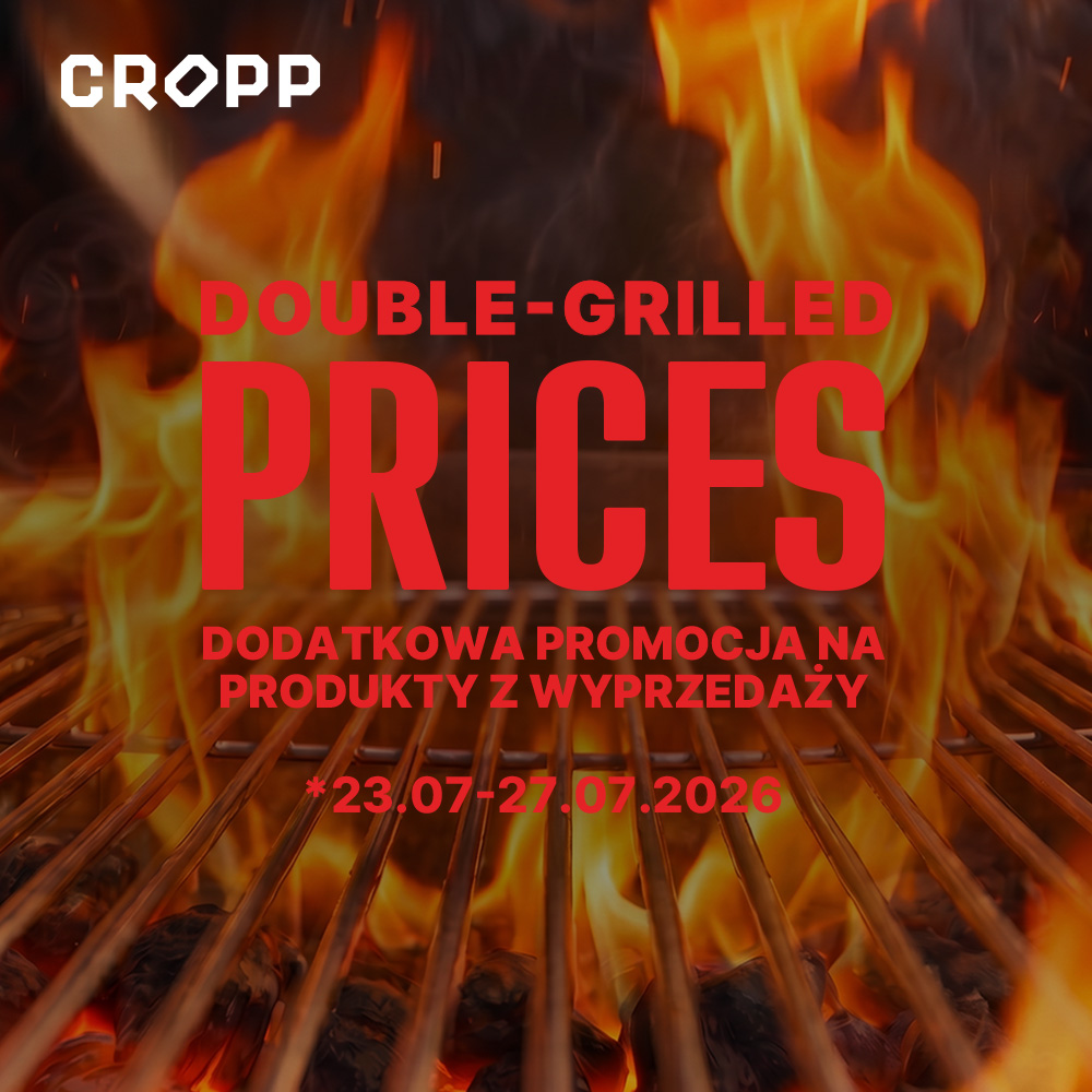 Plakat promocyjny wyprzedaży w salonie Cropp w Pasażu Grunwaldzkim. Na tle rozżarzonych węgli i płomieni na ruszcie umieszczono wesołe, czerwone napisy: DOUBLE-GRILLED PRICES DODATKOWA PROMOCJA NA PRODUKTY Z WYPRZEDAŻY oraz datę obowiązywania 23.07-27.07.2026. W lewym górnym rogu znajduje się białe logo CROPP.