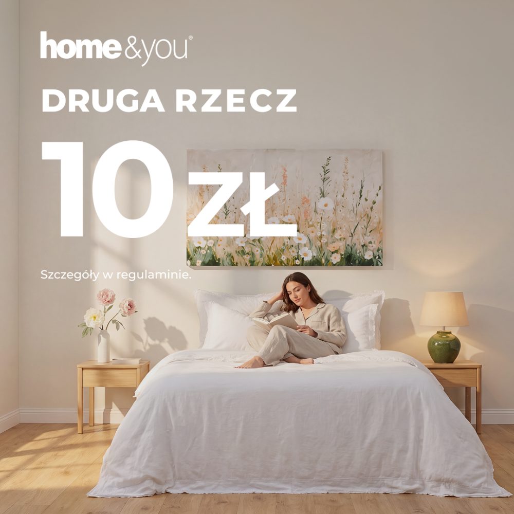 Zdjęcie promocyjne wyprzedaży w home&you. Jasne wnętrze sypialni ze słonecznym światłem, na łóżku w białej pościeli siedzi kobieta czytająca książkę. Na górze obrazu widnieje biały logotyp home&you oraz duży czytelny napis DRUGA RZECZ 10 ZŁ.