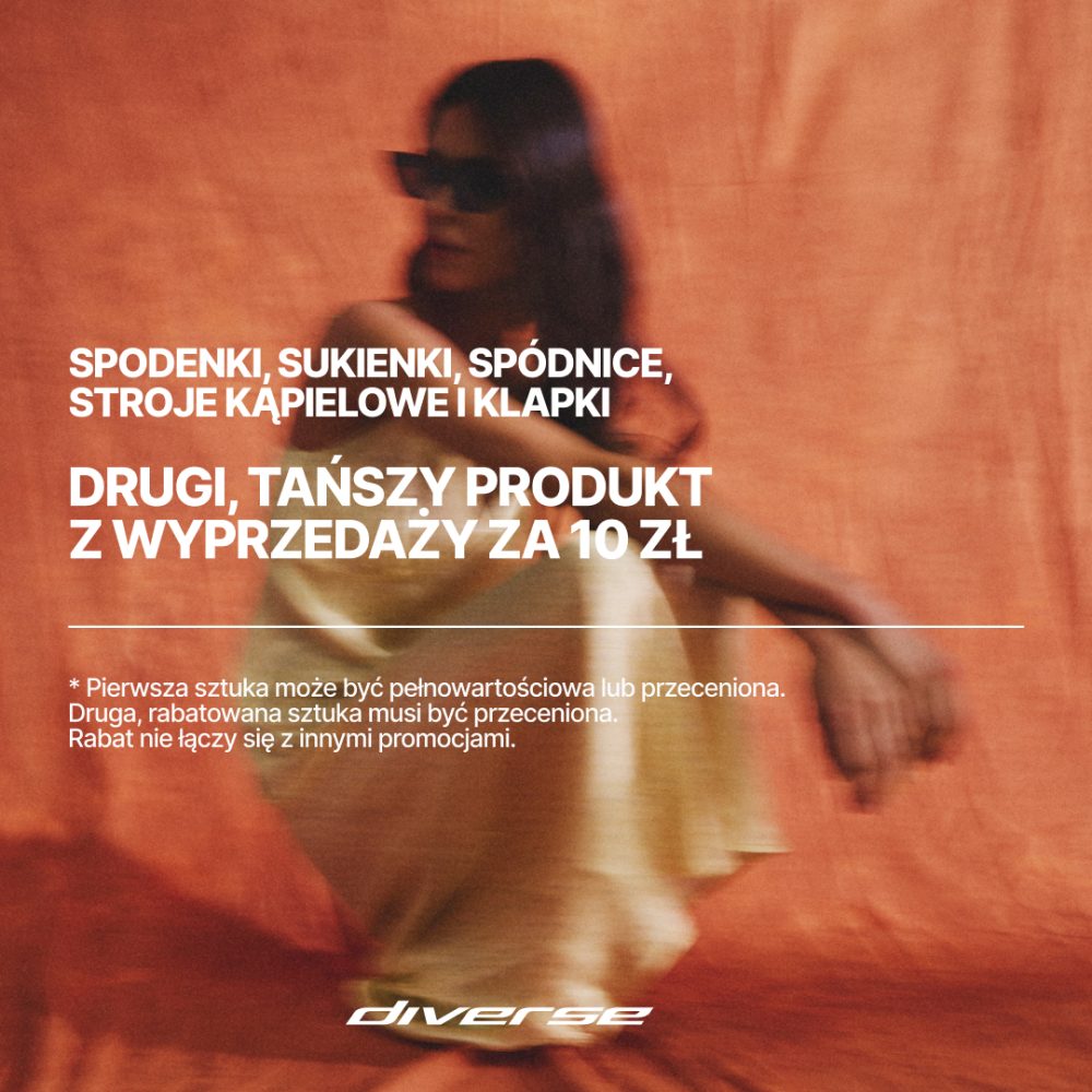 Baner promocyjny letniej wyprzedaży w salonie Diverse w Pasażu Grunwaldzkim. W tle widać lekko rozmazaną postać w jasnej sukience i okularach przeciwsłonecznych na pomarańczowym tle. Na pierwszym planie umieszczono napisy: SPODENKI, SUKIENKI, SPÓDNICE, STROJE KĄPIELOWE I KLAPKI oraz DRUGI, TAŃSZY PRODUKT Z WYPRZEDAŻY ZA 10 ZŁ, a pod kreską informacje o zasadach promocji.