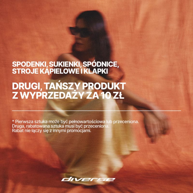 Baner promocyjny letniej wyprzedaży w salonie Diverse w Pasażu Grunwaldzkim. W tle widać lekko rozmazaną postać w jasnej sukience i okularach przeciwsłonecznych na pomarańczowym tle. Na pierwszym planie umieszczono napisy: SPODENKI, SUKIENKI, SPÓDNICE, STROJE KĄPIELOWE I KLAPKI oraz DRUGI, TAŃSZY PRODUKT Z WYPRZEDAŻY ZA 10 ZŁ, a pod kreską informacje o zasadach promocji.