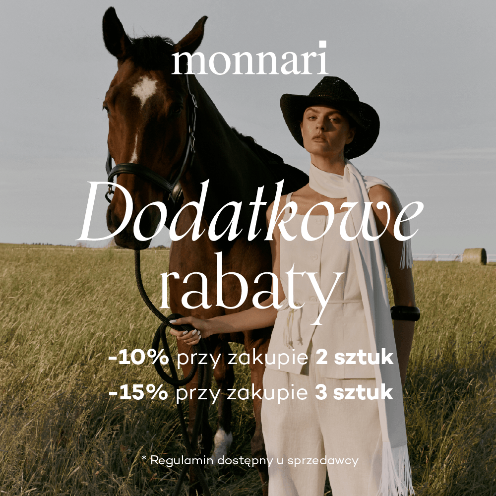 Baner reklamowy promocji w salonie Monnari w Pasażu Grunwaldzkim. Przedstawia modelkę w eleganckim, jasnym komplecie ze spodniami, białym szalu i czarnym kapeluszu kowbojskim, trzymającą konia za uzdę na tle pola. Na środku widnieje napis Dodatkowe rabaty oraz szczegóły akcji: -10% przy zakupie 2 sztuk i -15% przy zakupie 3 sztuk. Na samej górze umieszczono logo monnari.