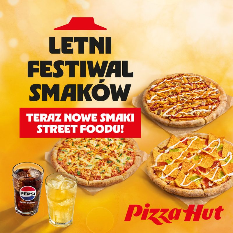 Plakat promocyjny Pizza Hut w Pasażu Grunwaldzkim z napisem Letni Festiwal Smaków teraz nowe smaki street foodu, pokazujący trzy różne pizze z frytkami, nachosami oraz kurczakiem butter chicken obok szklanek z napojami Pepsi.