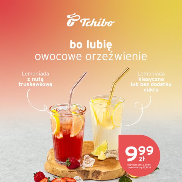 Plakat promocyjny Tchibo w Pasażu Grunwaldzkim z napisem bo lubię owocowe orzeźwienie, pokazujący dwie szklanki z lodem i lemoniadą truskawkową oraz klasyczną cytrynową w cenie 9,99 zł.
