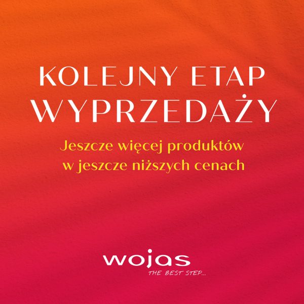 Plakat promocyjny marki Wojas w Pasażu Grunwaldzkim z napisem Kolejny etap wyprzedaży, jeszcze więcej produktów w jeszcze niższych cenach na czerwono-pomarańczowym tle.