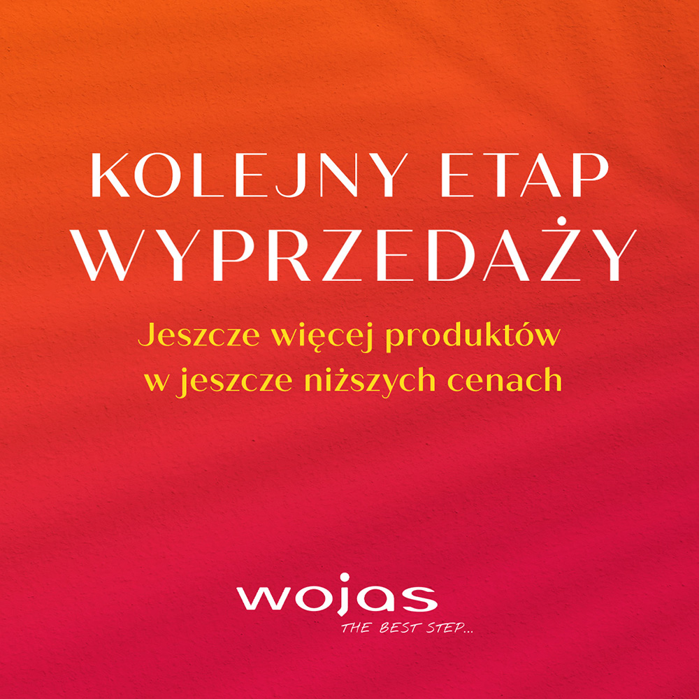 Plakat promocyjny marki Wojas w Pasażu Grunwaldzkim z napisem Kolejny etap wyprzedaży, jeszcze więcej produktów w jeszcze niższych cenach na czerwono-pomarańczowym tle.