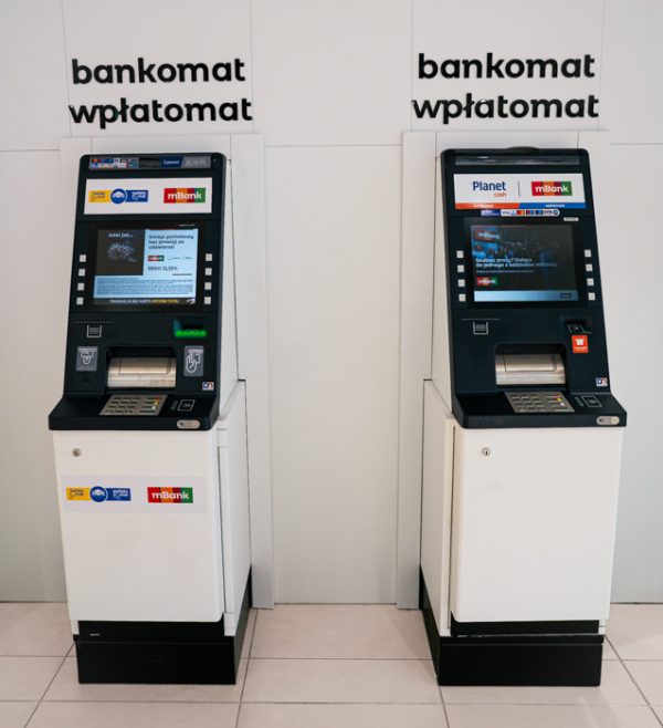 Bankomat i wpłatomat w Pasażu Grunwaldzkim we Wrocławiu.
