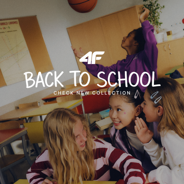 Zdjęcie przedstawia czwórkę dzieci w sali lekcyjnej podczas kampanii reklamowej odzieży „Back to School” marki 4F. Troje dzieci na pierwszym planie rozmawia ze sobą przy ławce, a dziecko w tle podrzuca koszykarską piłkę.