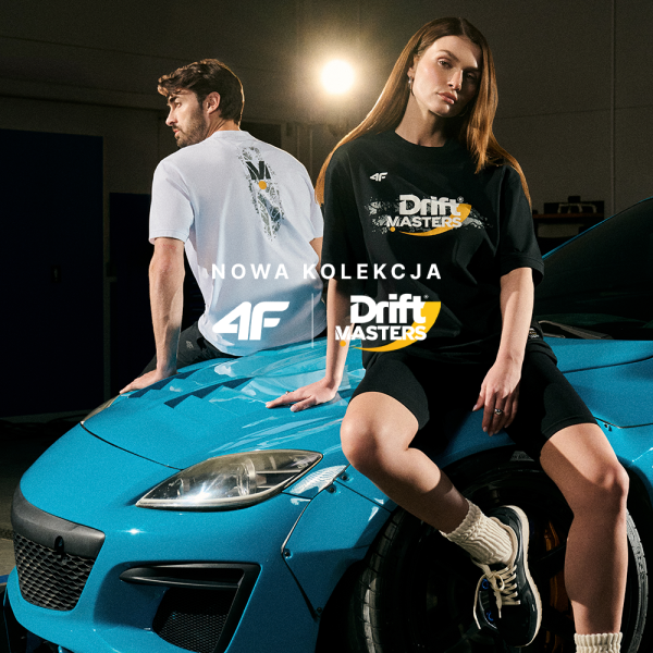 Grafika promocyjna marki 4F przedstawia kobietę i mężczyznę pozujących na masce niebieskiego samochodu sportowego. Prezentują oni odzież z nowej kolekcji Drift Masters – czarną koszulkę i spodenki oraz biały t-shirt z nadrukiem.