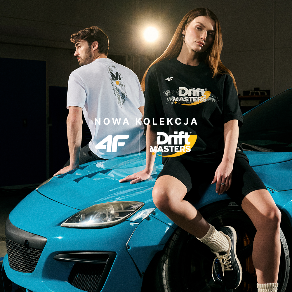 Grafika promocyjna marki 4F przedstawia kobietę i mężczyznę pozujących na masce niebieskiego samochodu sportowego. Prezentują oni odzież z nowej kolekcji Drift Masters – czarną koszulkę i spodenki oraz biały t-shirt z nadrukiem.
