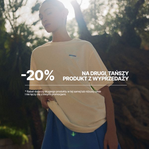 Grafika promocyjna przedstawia modelkę w kremowym t-shircie z napisem „AMORE” i niebieskiej spódnicy na tle natury. Na zdjęciu umieszczono napis informujący o rabacie -20% na drugi, tańszy produkt z wyprzedaży.